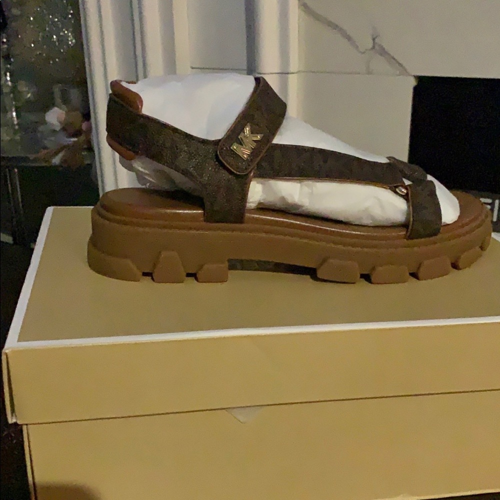 Beutiful bran new Michael Kors Ridley Sandal, size 6.5, color Brown.